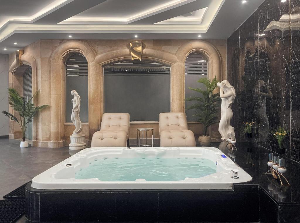 Grezna vanna ar skulptūrām Palm Royale Resort - Soma Bay spa zonā.