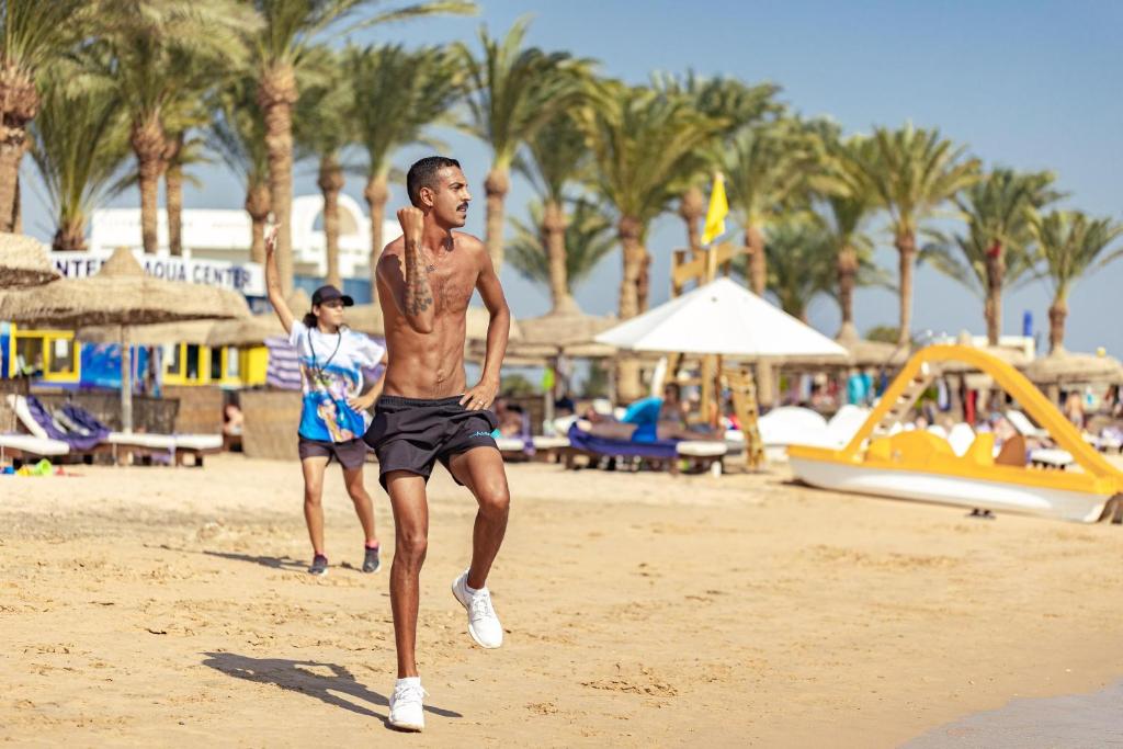 Pludmale pie Palm Royale Resort - Soma Bay ar aktivitātēm