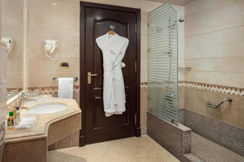 Luksusa vannas istaba Palm Royale Resort - Soma Bay