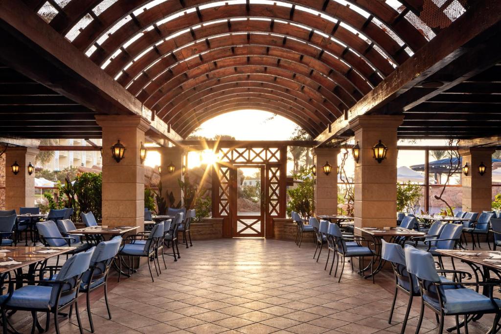 Restorāns ar terasi Palm Royale Resort - Soma Bay saulrietā