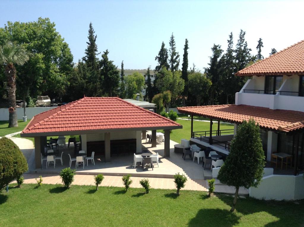 Matoula Beach Hotel dārza zona ar terasēm un zaļajiem kokiem