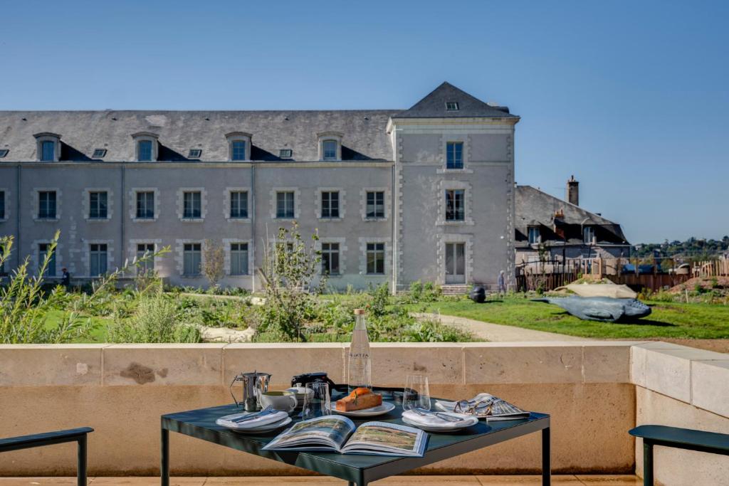 Fleur de Loire terase ar skatu uz viesnīcu un dārzu