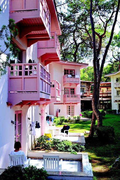 Ulusoy Kemer Holiday Club numuri ar rozā balkoniem piekrastē