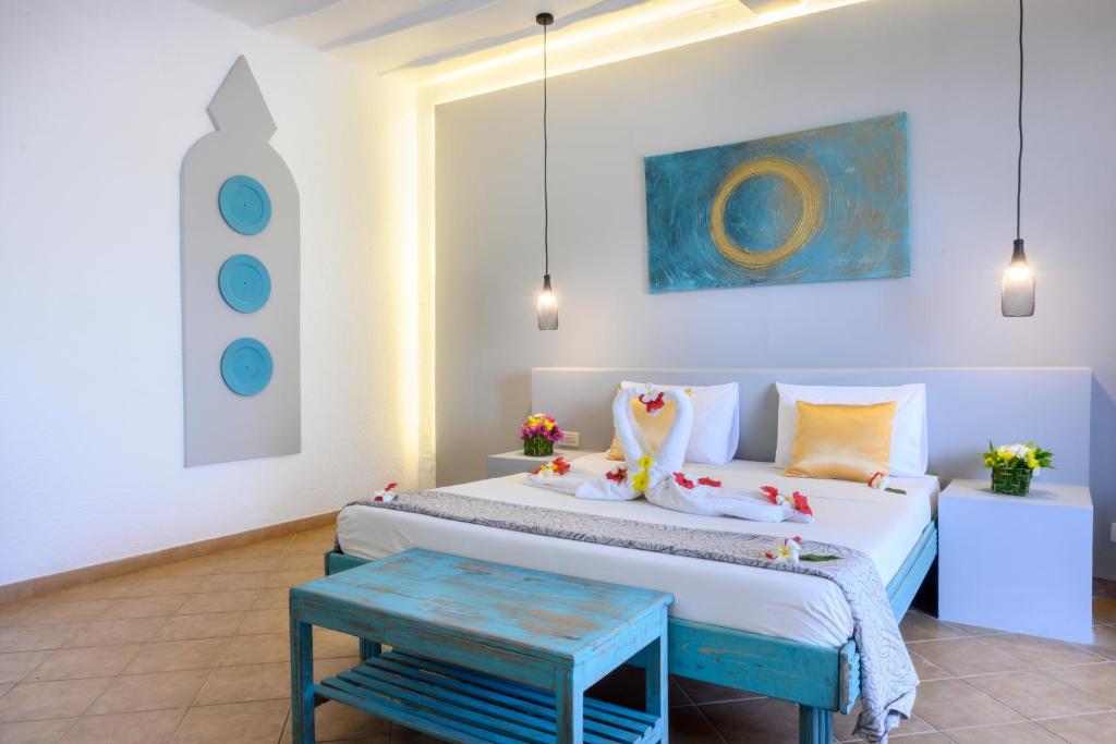 VOI Kiwengwa Beach viesnīcas numurs ar māksliniecisku interjeru.