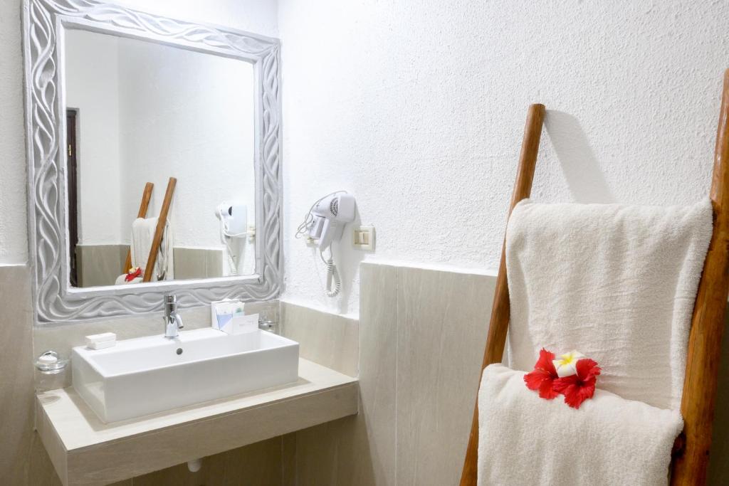 VOI Kiwengwa Beach vannas istaba ar elegantām detaļām.