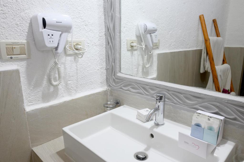 VOI Kiwengwa Beach vannasistabas izlietne ar fēnu un spoguli.