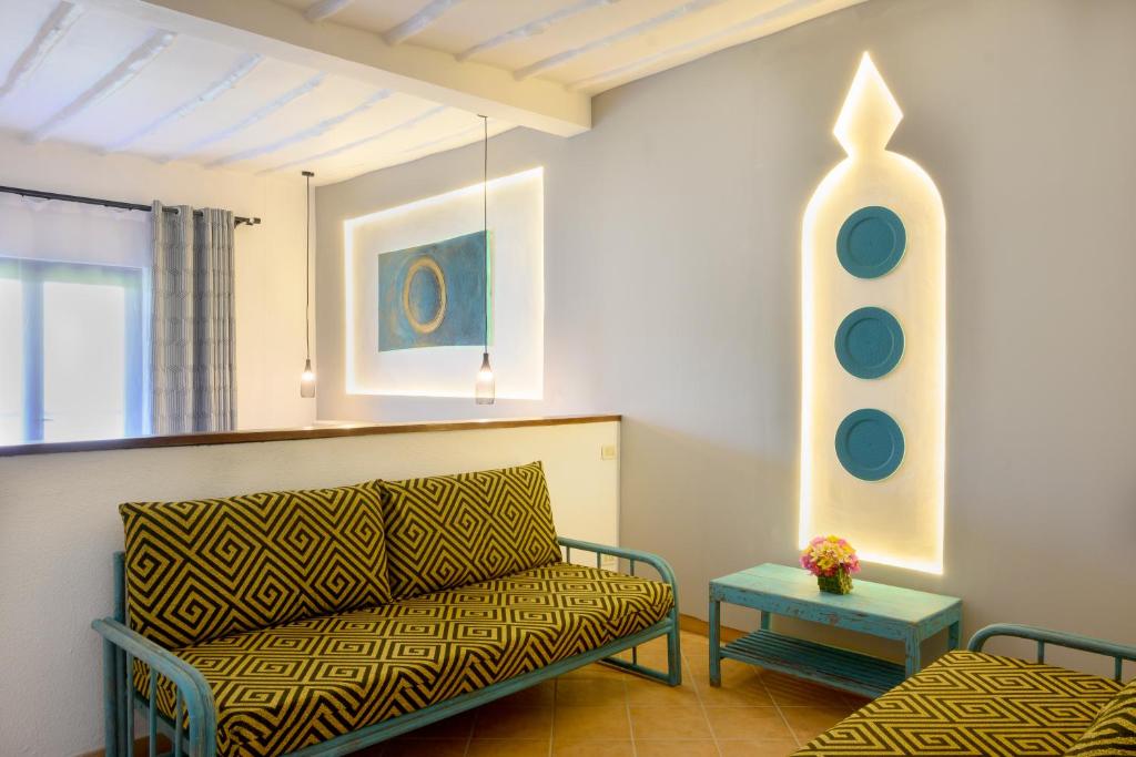 VOI Kiwengwa Beach viesnīcas elegants interjers ar spilgtām mēbelēm.