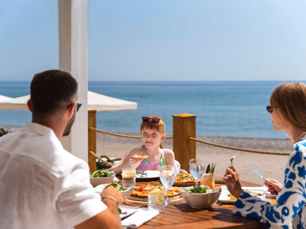 Ģimene bauda maltīti pie jūras Rixos Sungate - The Land of Legends Access.