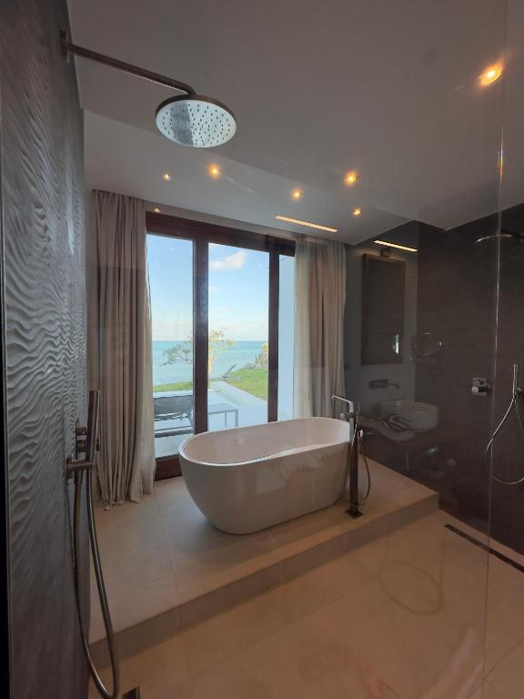 Vanna ar skatu uz jūru, Karafuu Beach Resort & Spa.