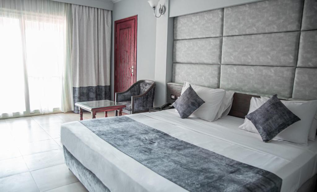 Mūsdienīgs un elegants numurs Ali Baba Palace Resort ar gaisīgu interjeru.