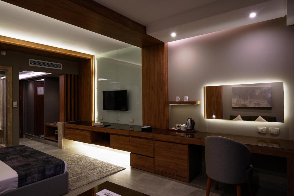 Moderns numurs Ali Baba Palace Resort ar elegantu dizainu un TV