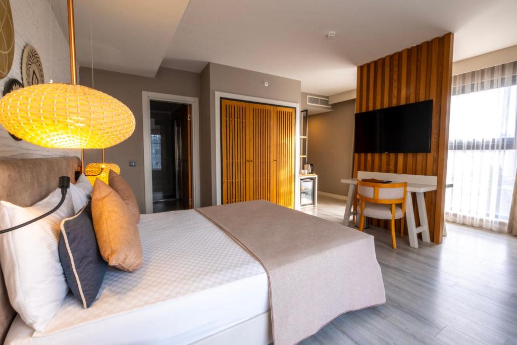 Moderns numurs ar ērtu gultu un TV, Side Royal Style