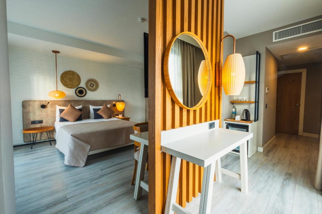 Moderns numurs viesnīcā Side Royal Style ar ērtu gultu un dekoratīviem elementiem.