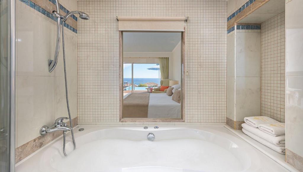 Atpūtas vieta ar skatu uz jūru numurā Atrium Prestige Thalasso Spa Resort & Villas