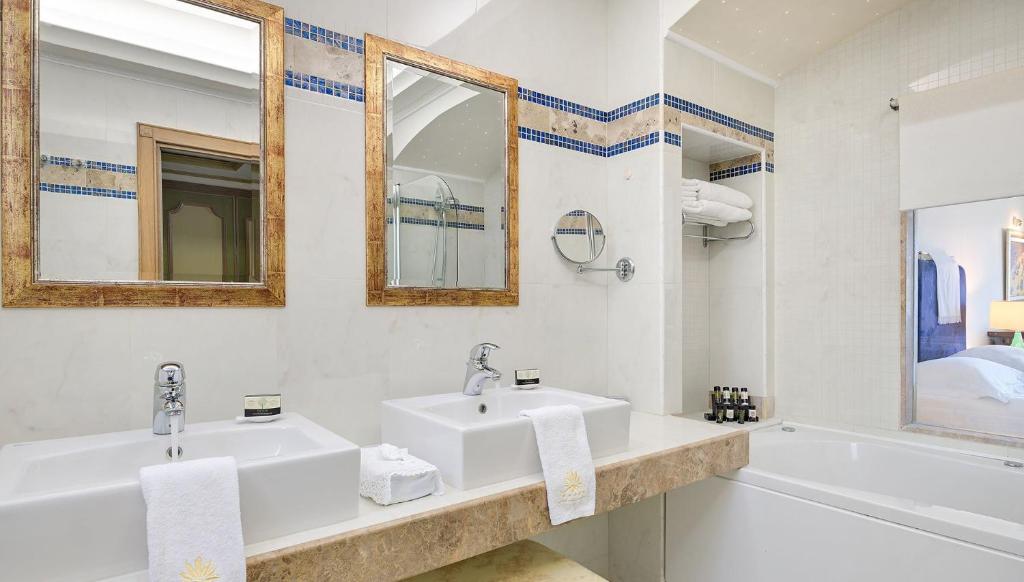 Luksusa vannas istaba ar divām izlietnēm viesnīcā Atrium Prestige Thalasso Spa Resort & Villas