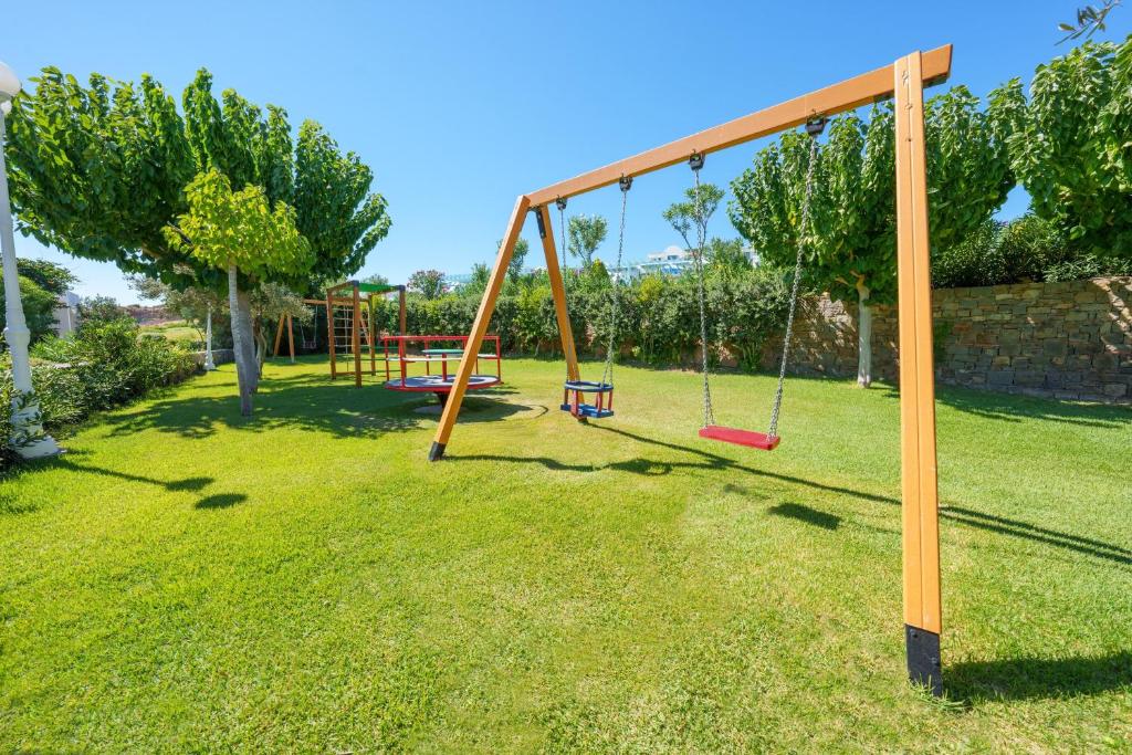 Bērnu rotaļu laukums ar šūpolēm un zaļu zāli Atrium Prestige Thalasso Spa Resort & Villas