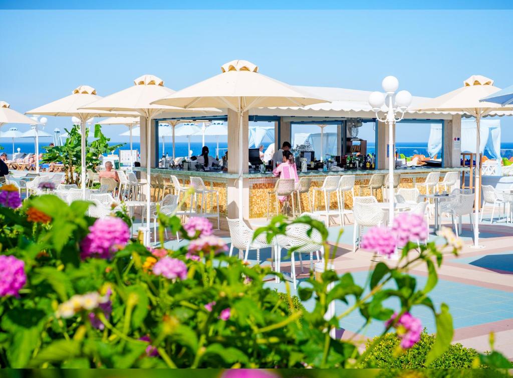 Bārs pie Atrium Prestige Thalasso Spa Resort & Villas ar skatu uz jūru