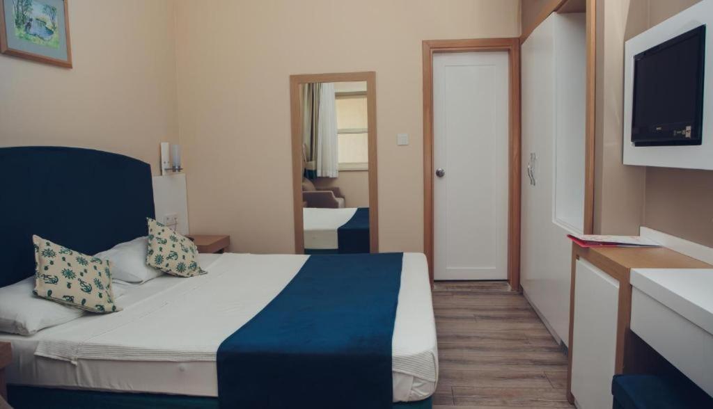 Mūsdienīgs numurs L'ancora Beach Hotel ar ērtu gultu un TV.