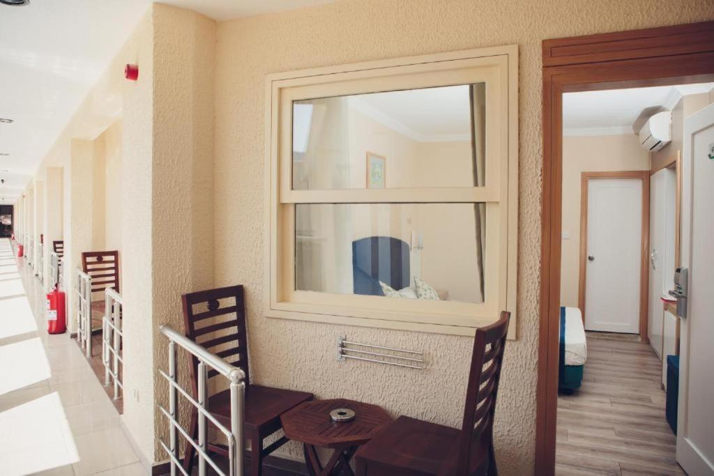Numura skats no L'ancora Beach Hotel, ērti krēsli un galds uz balkona.
