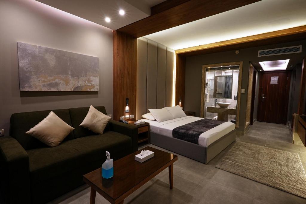 Mūsdienīgs numurs viesnīcā Ali Baba Palace Resort ar dīvānu un vannas istabu