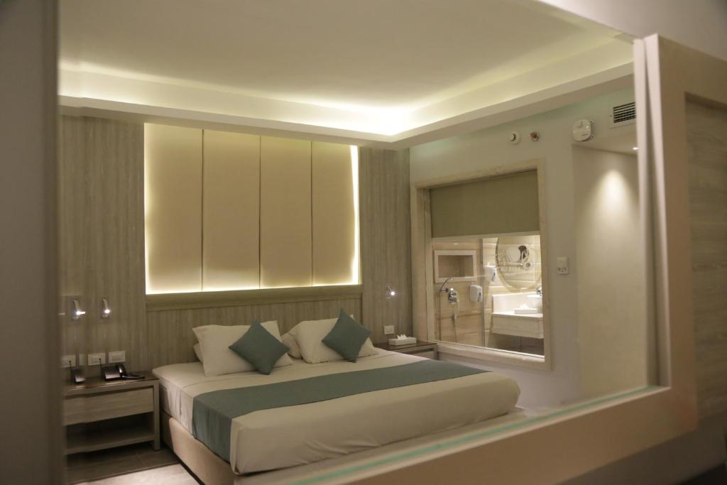 Mūsdienīgs numurs Ali Baba Palace Resort ar gaismas apgaismojumu.