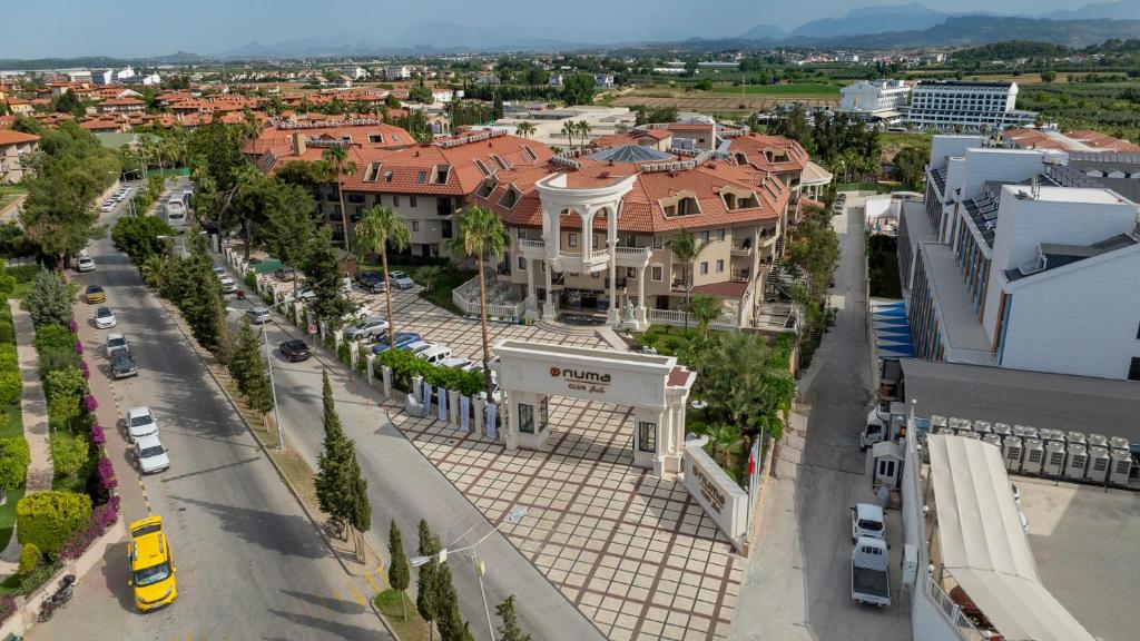 Numa Club Side viesnīcas ieeja ar skatu uz apkārtējo ainavu