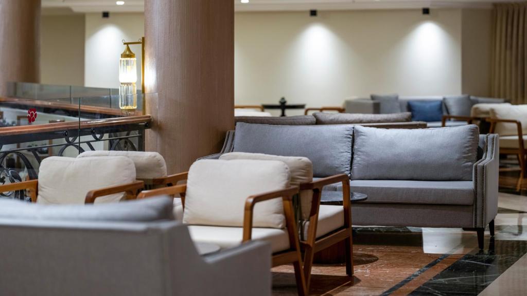 Mūsdienīga atpūtas zona Numa Club Side ar ērtiem dīvāniem