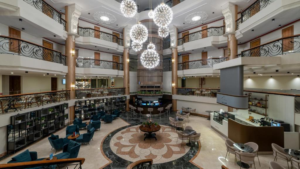 Eleganta vestibilija Numa Club Side ar mūsdienīgu dizainu un apgaismojumu.