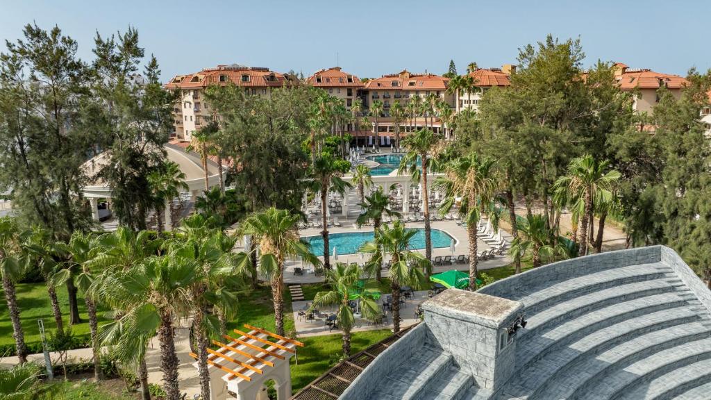 Numa Club Side viesnīca ar baseinu un palmu dārzu