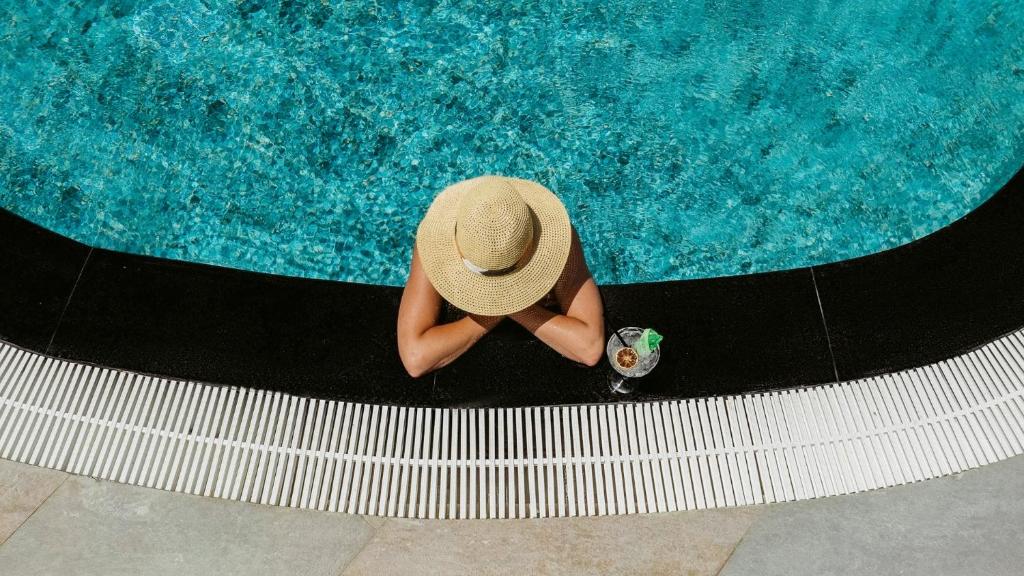 Relaksējoša brīvdiena pie baseina Numa Club Side ar kokteili rokā.