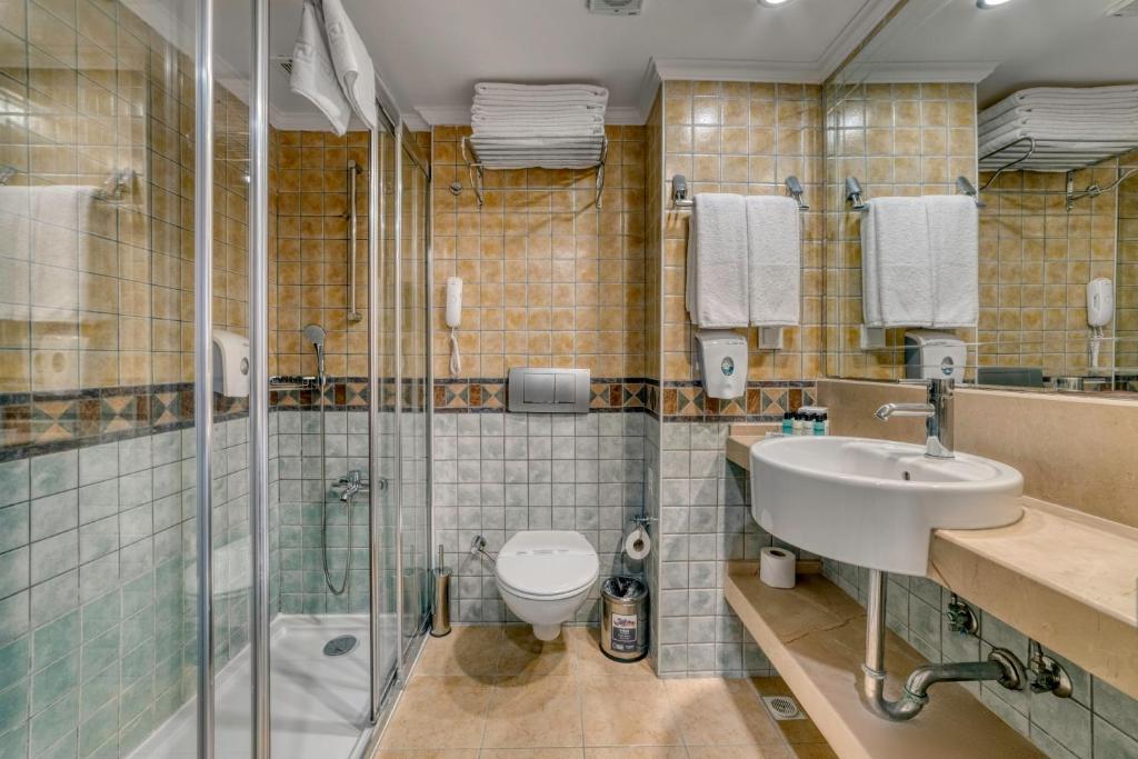 Moderns vannas istaba Numa Club Side ar dušu un mūsdienīgu dizainu.