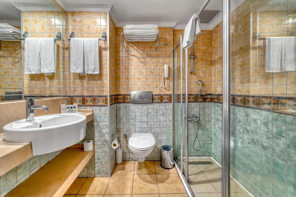 Vannas istaba ar dušu un mūsdienīgu dizainu, Numa Club Side