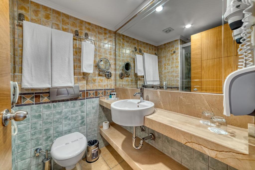 Vannas istaba ar mūsdienīgu dizainu Numa Club Side