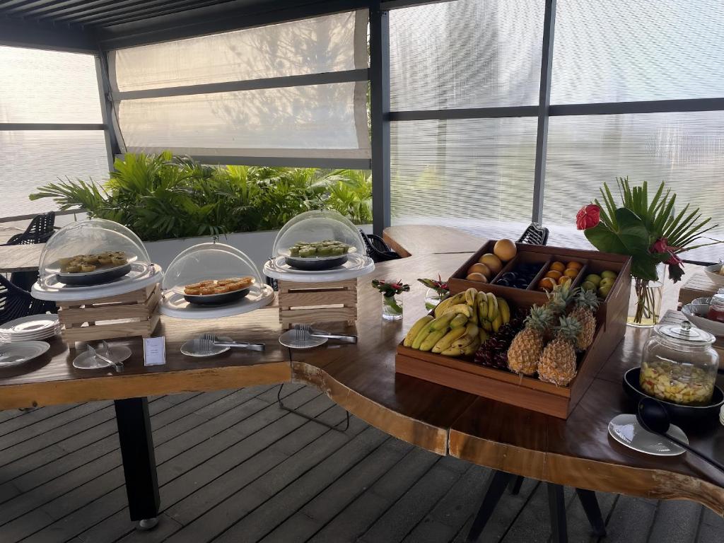 Brokastu bufete ar augļiem un gardumiem Ocean V