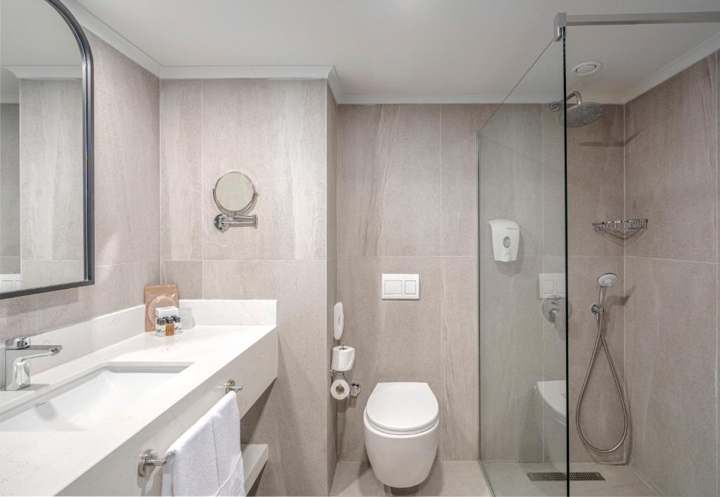 Mūsdienīgs vannas numurs ar dušu un elegantu dizainu, Vox Maris Resort