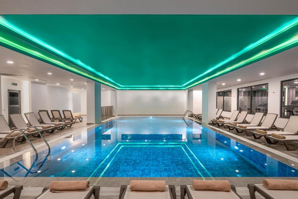 Iekštelpu baseins viesnīcā Vox Maris Resort ar modernu apgaismojumu