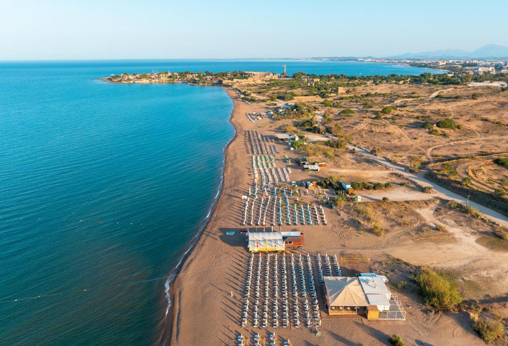 Pludmale pie Vox Maris Resort ar sauļošanās krēsliem un skatu uz jūru.