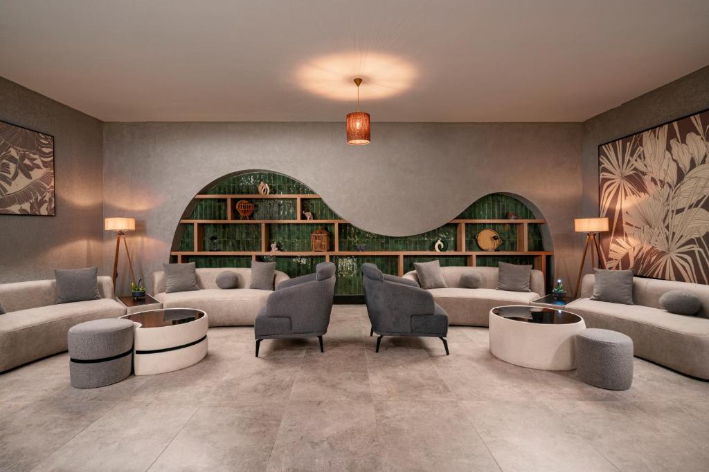 Mūsdienīgs atpūtas zona Vox Maris Resort ar elegantiem dīvāniem.
