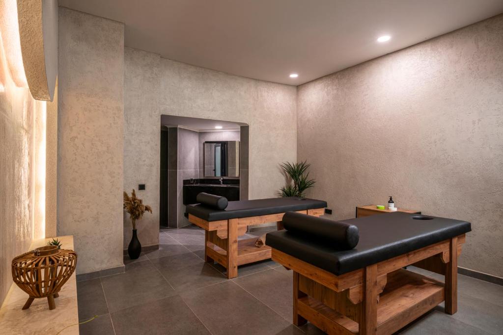 Masažu telpa pie Vox Maris Resort ar koka galdiem un modernu interjeru.