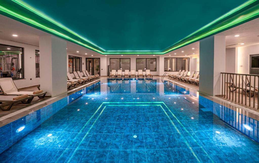 Vox Maris Resort iekšējais baseins ar gaismas efektu un sauļošanās krēsliem