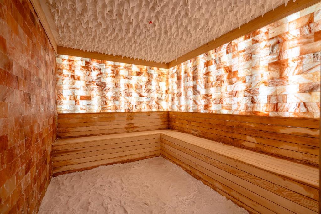 Sāls istaba ar koka soli un siltu apgaismojumu, Vox Maris Resort