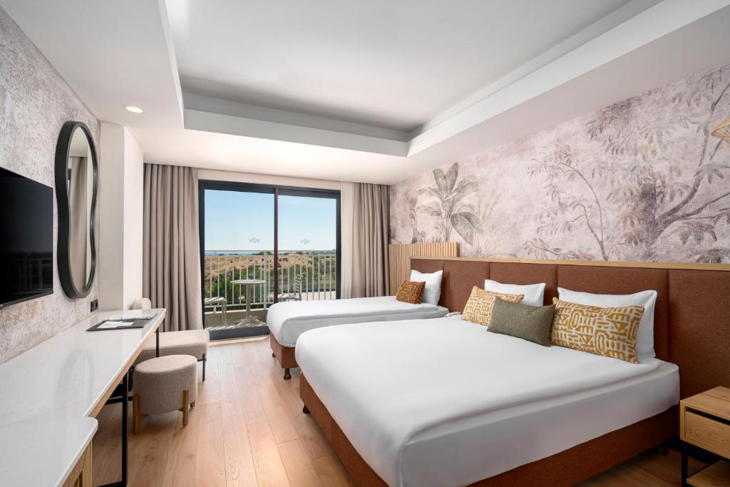 Moderns numurs ar divām gultām un skatu uz piekrasti, Vox Maris Resort.