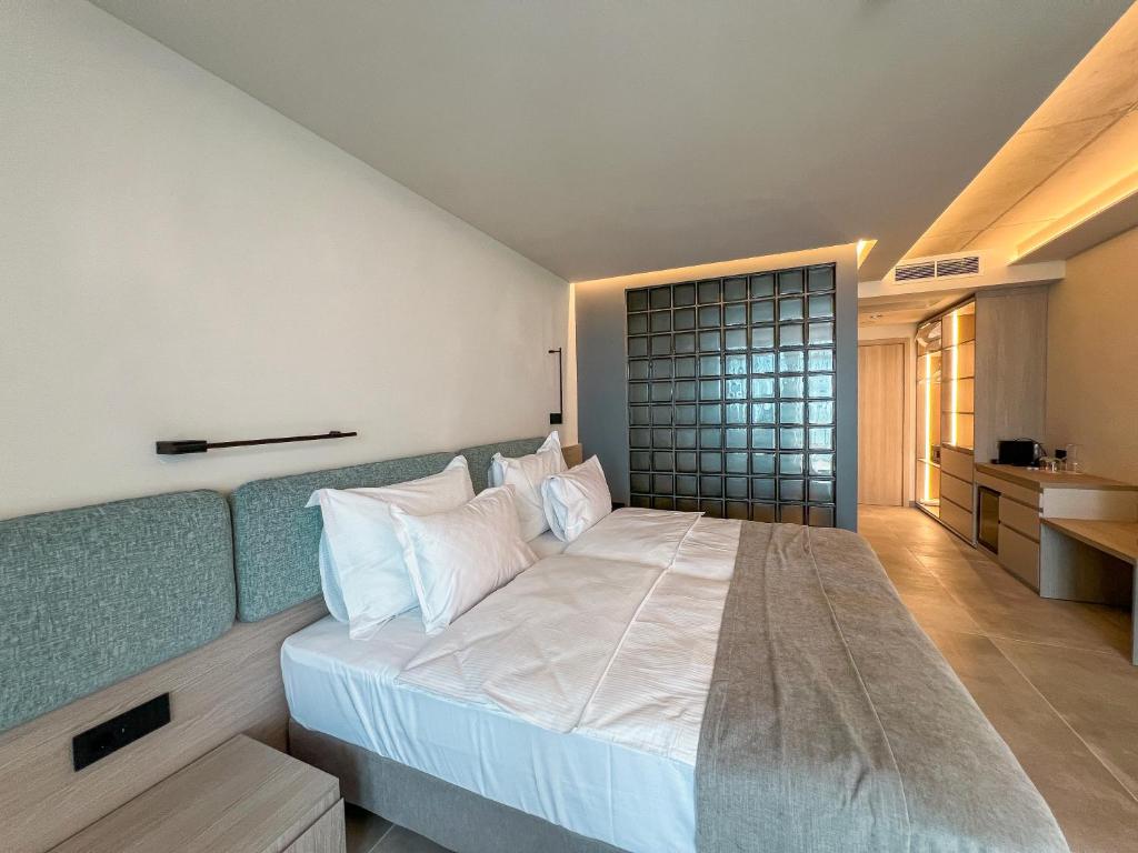 Moderns guļamistabas interjers ar plašu gultu, mīkstu spilvenu un stilīgu apgaismojumu. Telpa ir ērti iekārtota ar koka mēbelēm un mūsdienīgu dizainu.