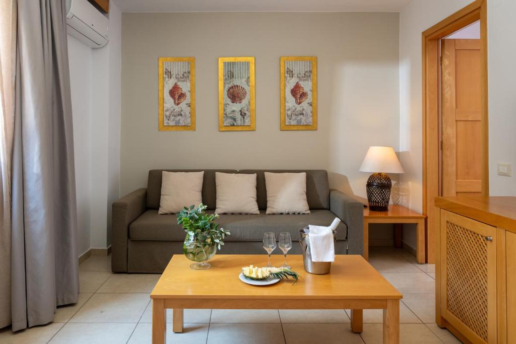 Miramare Resort & Spa viesnīcas numurs ar dīvānu un galdu