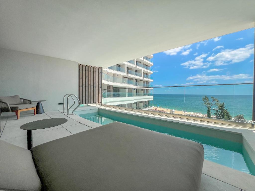 Mūsdienīga un stilīga atpūtas zona ar privātu baseinu un skatu uz jūru. Gaisīga telpa ar lieliem logiem, kas nodrošina dabīgu apgaismojumu un piekļuvi pludmalei.