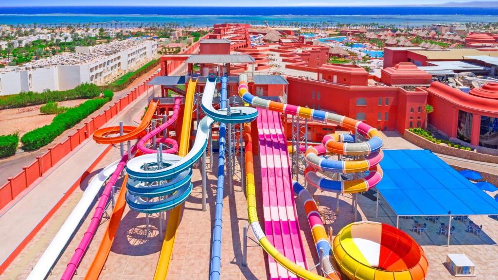 Aizraujošs ūdens slidkalniņš pie Pickalbatros Laguna Vista Beach.