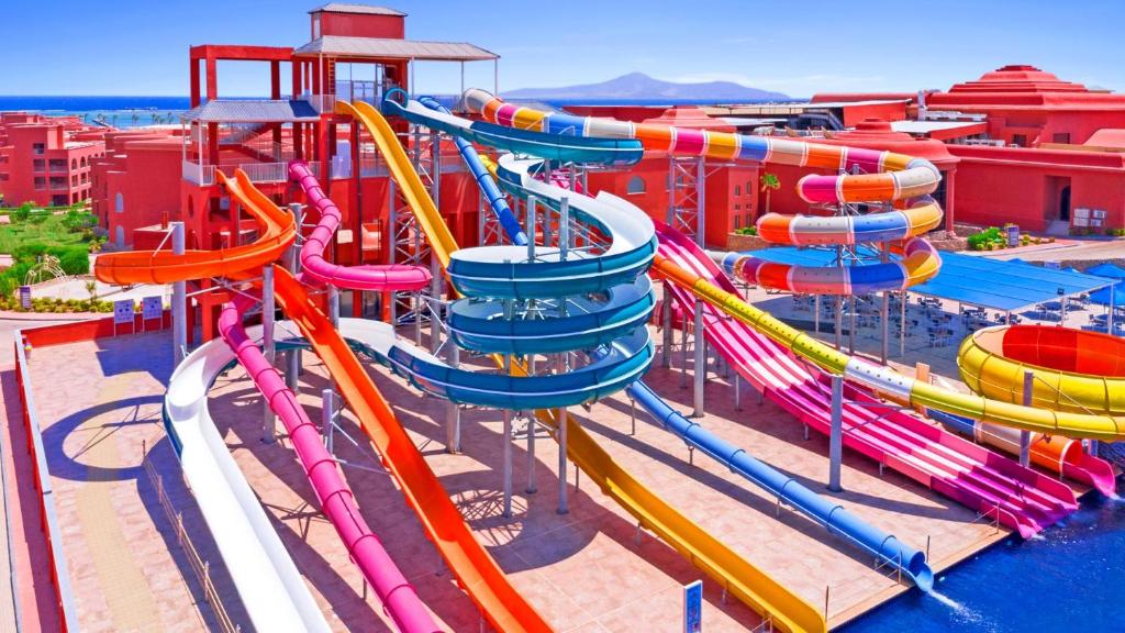 Ūdens slidkalniņi pie Pickalbatros Laguna Vista Beach viesnīcas