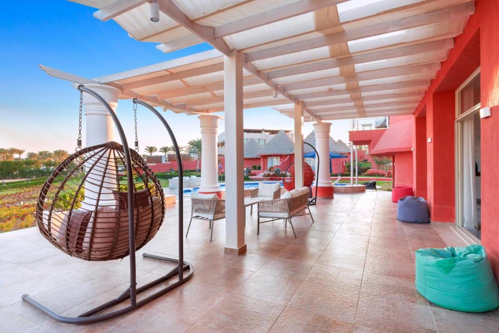 Moderns terases zona ar šūpuļtīklu pie Pickalbatros Laguna Vista Beach.