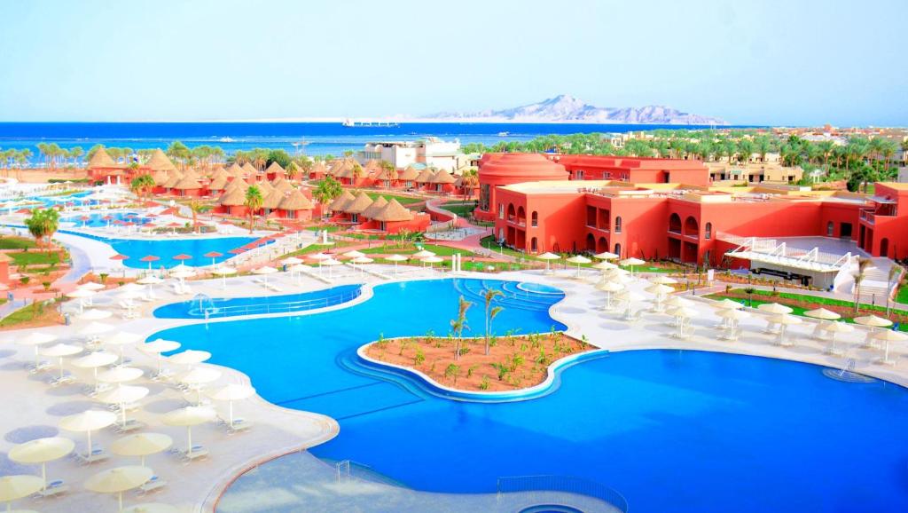 Skats uz baseiniem un viesnīcu piekrastē, Pickalbatros Laguna Vista Beach