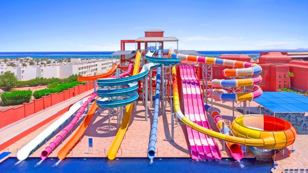 Ūdens slidkalniņi pie Pickalbatros Laguna Vista Beach